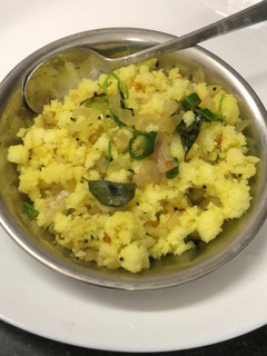 மீதமான இட்லியில் இட்லி உப்புமா(Idli upma recipe in tamil) செய்முறை முக்கிய புகைப்படம்