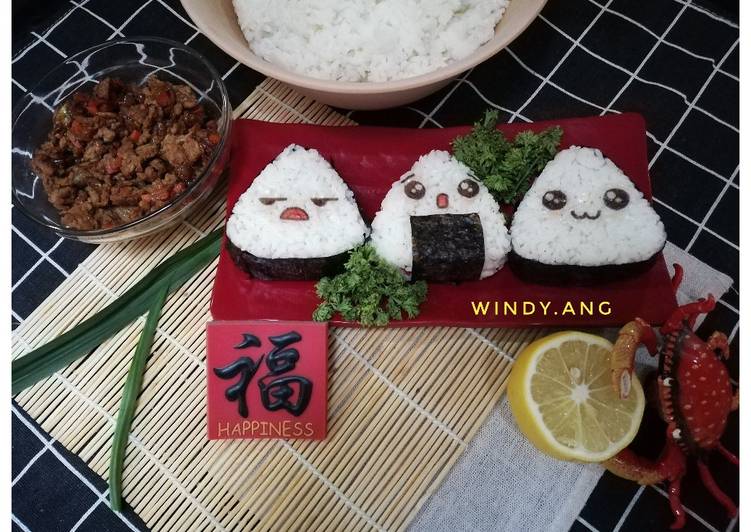 Cara Gampang Menyiapkan Onigiri with Five Spices Chicken stir fry and scrambled Egg 🍙 Anti Gagal