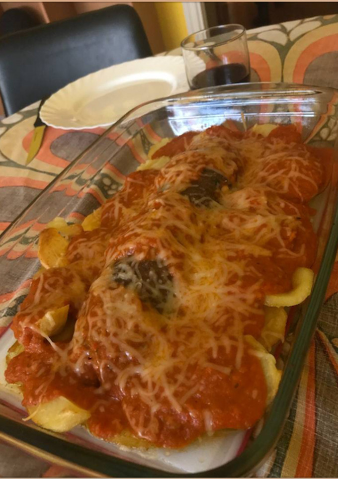 Una foto de 🔥Rollo de carne con salsa de verduras y patatas al horno🔥