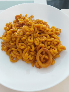 Una foto de Fideuá de gamba y anillas de calamares😊