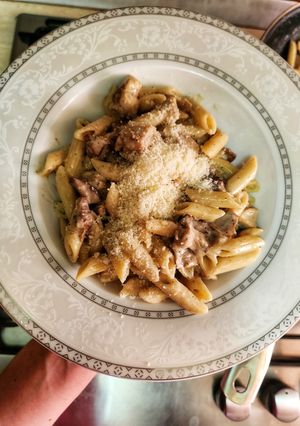 O poză a rețetei Paste cu piept de pui și ciuperci în sos alb.