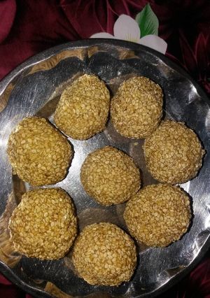 तिल गुड़ के लाडू (Til gud ke ladoo recipe in hindi) रेसिपी मुख्य फोटो