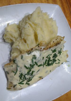 Una foto de Lenguado en ciboulette gratinado con puré crema