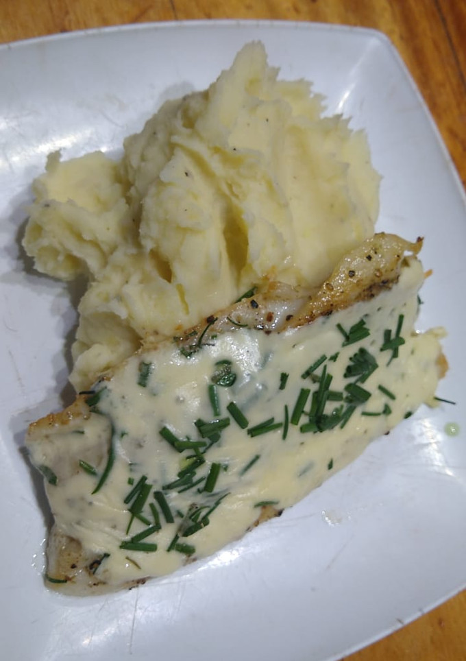 Una foto de Lenguado en ciboulette gratinado con puré crema