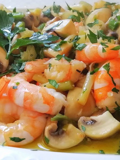 Una foto de Salteado de champiñones con ajetes y langostinos