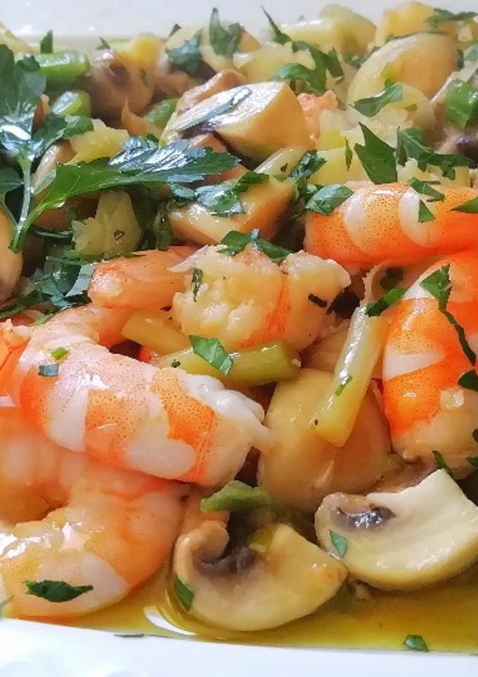 Una foto de Salteado de champiñones con ajetes y langostinos