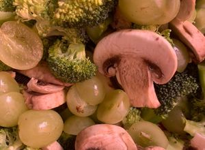 Una foto de Ensalada de Brócoli, champiñones y uva verde