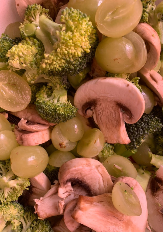 Una foto de Ensalada de Brócoli, champiñones y uva verde