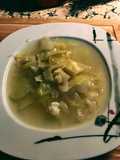 Sopa de col (o repollo) con ajos fritos