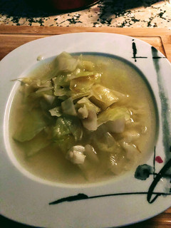 Una foto de Sopa de col (o repollo) con ajos fritos