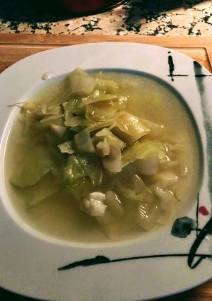 Una foto de Sopa de col (o repollo) con ajos fritos