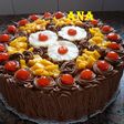 Torta rellena de crema con dulce de leche y frutas