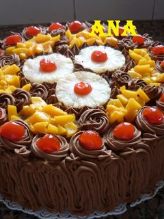 Una foto de Torta rellena de crema con dulce de leche y frutas