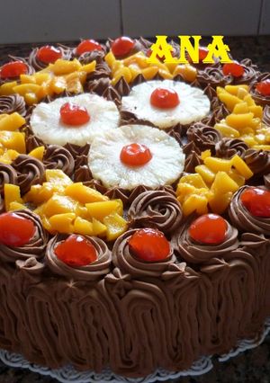 Una foto de Torta rellena de crema con dulce de leche y frutas