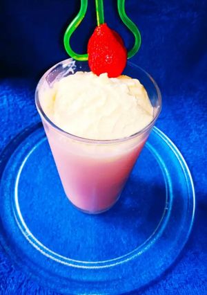 A picture of Strawberry milk shake.