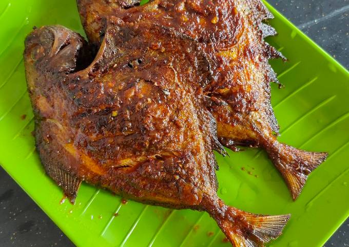 Resep Ikan Bawal Bakar Oleh Shafiyya Thahira Khanza - Cookpad