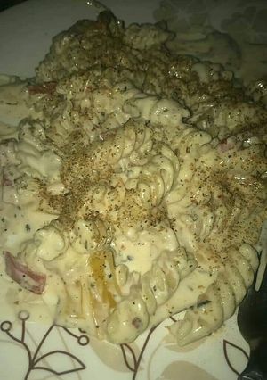 A picture of White sauce pasta.