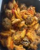 Estofado de papas, verduras y boniato, con albóndigas de lentejas