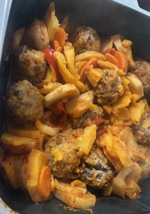 Una foto de Estofado de papas, verduras y boniato, con albóndigas de lentejas