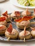 Pintxo de Champiñon en escabeche con batida de jamón y crujiente de Paleta ibérica