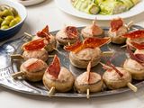 Pintxo de Champiñon en escabeche con batida de jamón y crujiente de Paleta ibérica