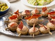 Una foto de pinchos champiñones