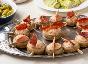 Foto principal de Pintxo de Champiñon en escabeche con batida de jamón y crujiente de Paleta ibérica