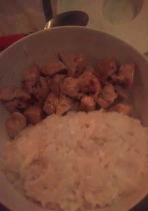 Una foto de Pollo en cubos a la mostaza con arroz y queso