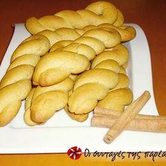 Aromatic orange-cinnamon koulourakia A picture of Aromatic orange-cinnamon koulourakia.