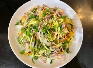 Hình của món Gỏi đùi gà xoài xanh.
