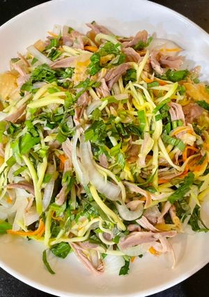 Hình của món Gỏi đùi gà xoài xanh.