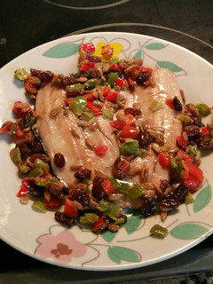 Una foto de Trucha con pipas y pasas y pimiento