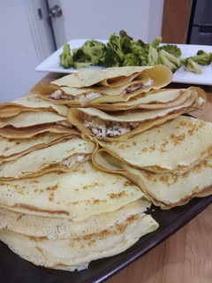 Una foto de Crepes de salmón ahumado y alcachofa