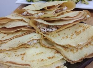 Una foto de Crepes de salmón ahumado y alcachofa