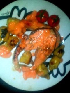Una foto de Salmón con corazones de alcachofas salteadas