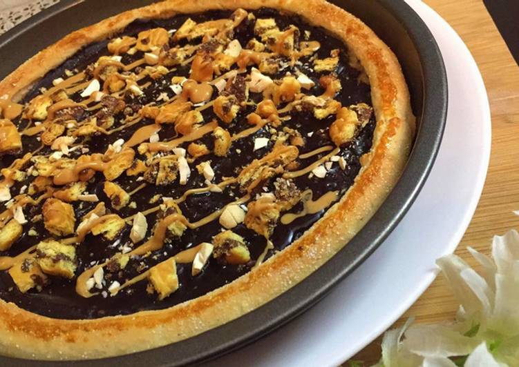 Crunchy Chocolate pizza