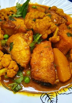 A picture of Rohu Fish Curry or Rui Macher Jhol with Cauliflower and Potato.