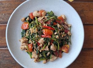 Foto resep Tumis Kangkung Dada Ayam🥬🍗 (15 Menit Jadi)