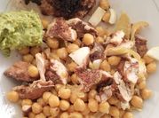 Una foto de ensalada tibia de pollo