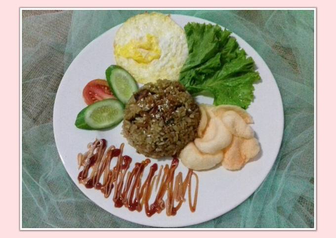 Resep Nasi Goreng Ayam, Sosis, Telur oleh Utari Handiyani - Cookpad