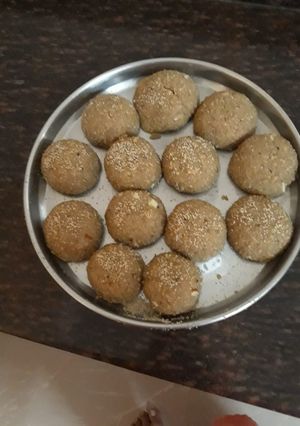 ચુરમા ના લાડુ(Churma Na Laddu Recipe In Gujarati) રેસીપી મુખ્ય ફોટો