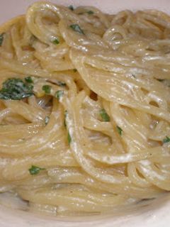 Una foto de Espaguetis con salsa de queso y limón