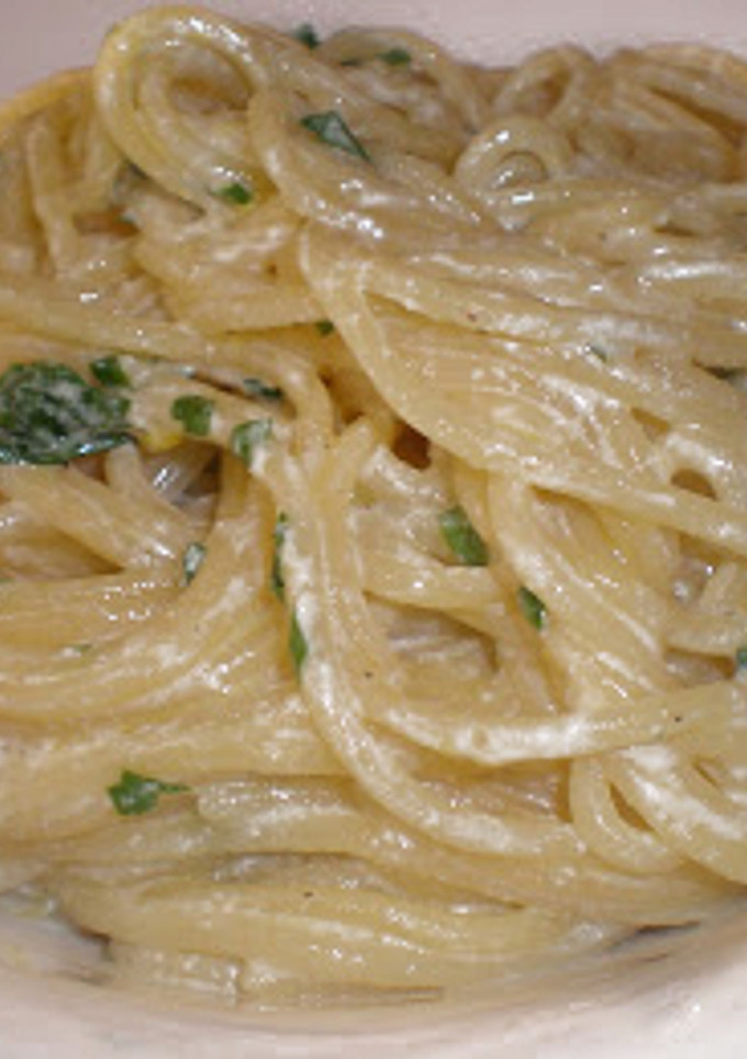 Una foto de Espaguetis con salsa de queso y limón