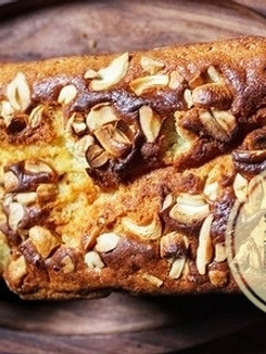 Una foto de Budín de vainilla mega húmedo cubierto con frutos secos (SIN HUEVO)