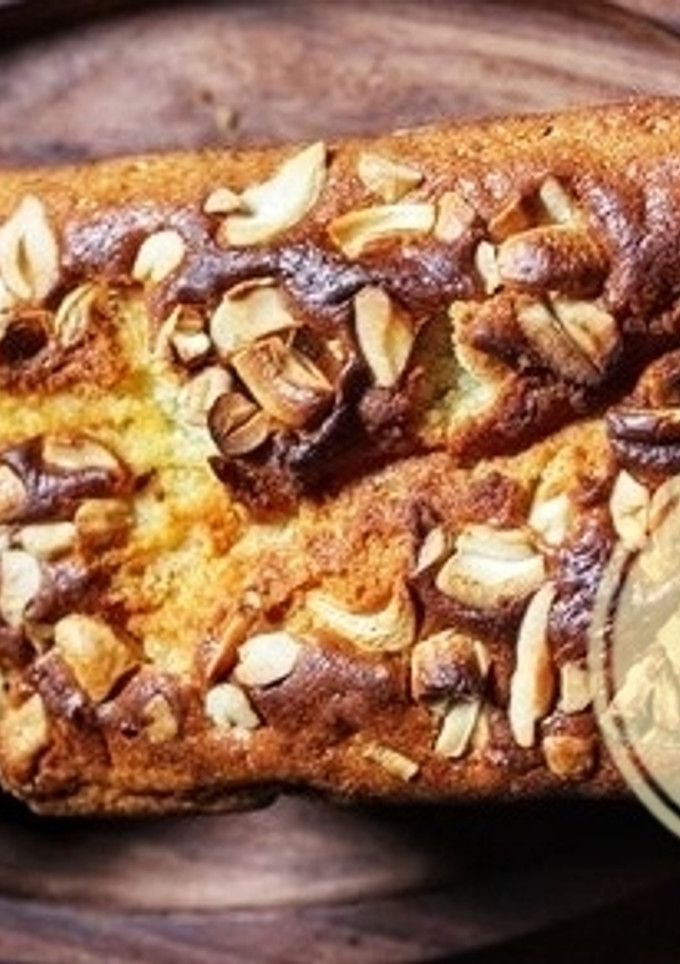Una foto de Budín de vainilla mega húmedo cubierto con frutos secos (SIN HUEVO)