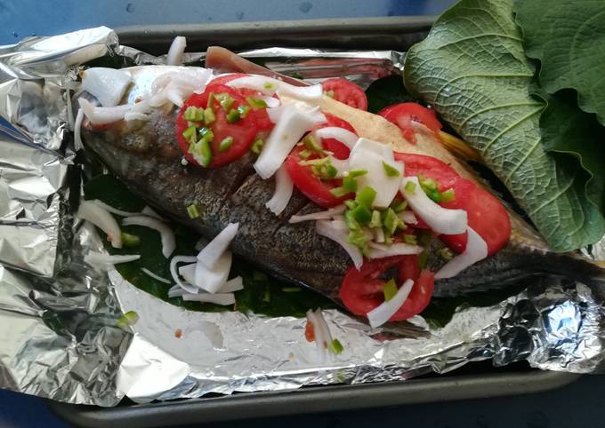 Pámpano empapelado con momo, acuyo, hoja santa Receta de María Carmen