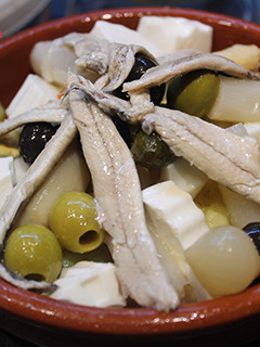 Una foto de Ensalada de patatas, queso y boquerones