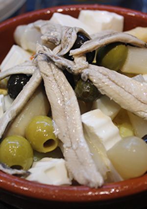 Una foto de Ensalada de patatas, queso y boquerones