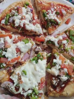 पिज़्ज़ा (pizza recipe in Hindi) रेसिपी मुख्य फोटो