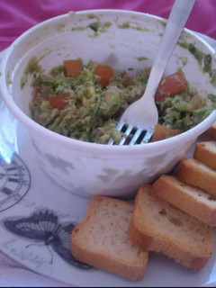 Una foto de Tostadas con "guacamole"